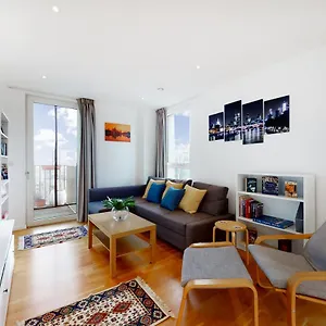 Lovely 2 Bedroom Flat With Balcony In Stratford London